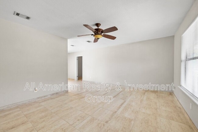 Building Photo - 834 Boulevard De L'Orleans