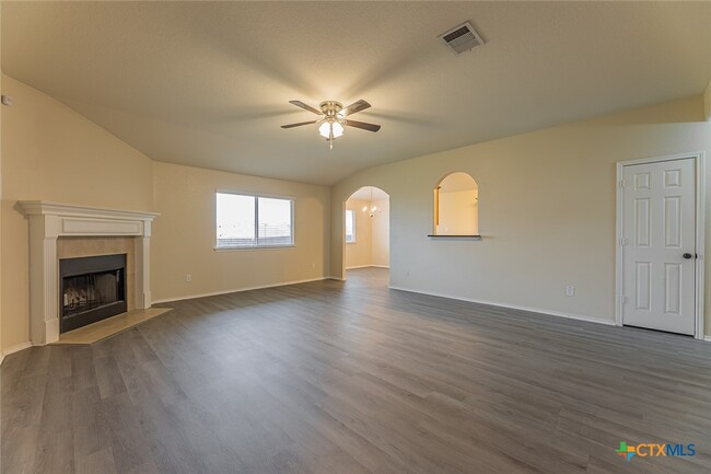 Foto del edificio - 5001 Bridgewood Dr