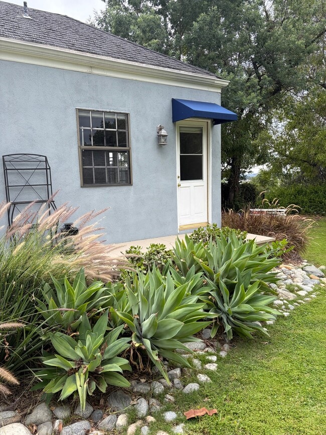 Building Photo - 665 Rim Rd