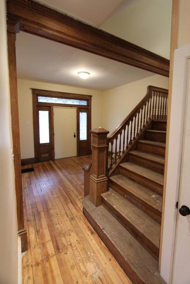 Vestíbulo/Escalera principal - 1906 Morrell St