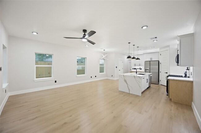 Building Photo - 8013 Moon Beam St