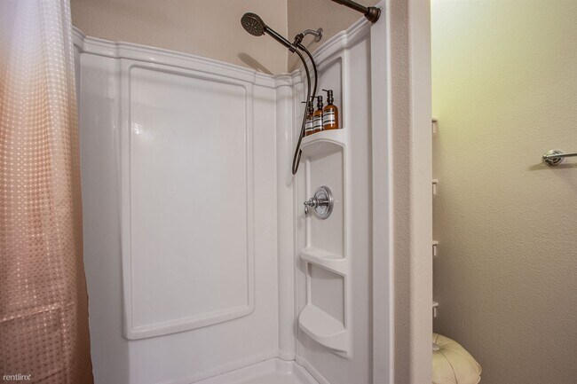 Foto del edificio - 1 br, 2 bath Duplex - 1012 Eugene Cernan S...