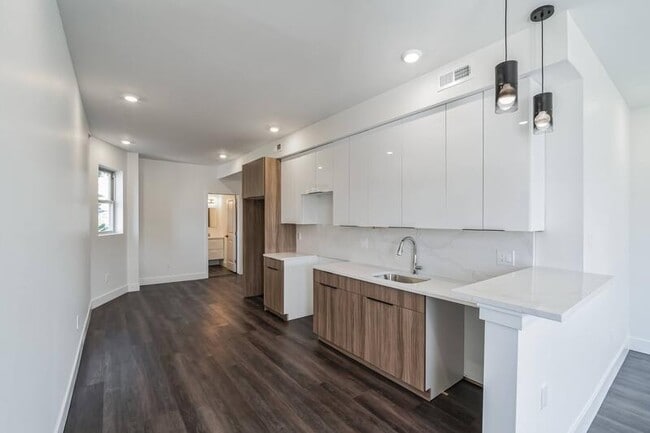 Building Photo - 5053 Ludlow St