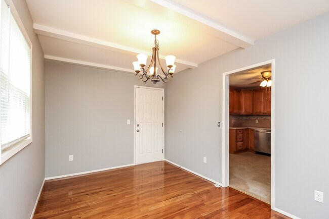 Building Photo - Charming 3 Bedroom