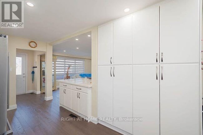 Building Photo - 304 Roywood Crescent