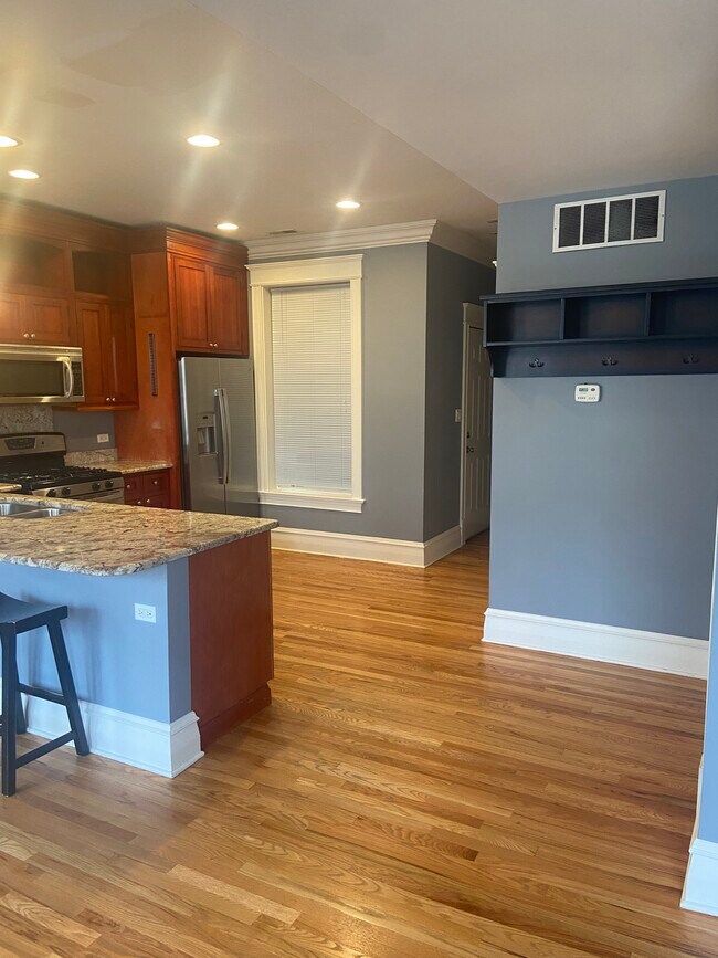 Foto del edificio - 535 W Belmont Ave