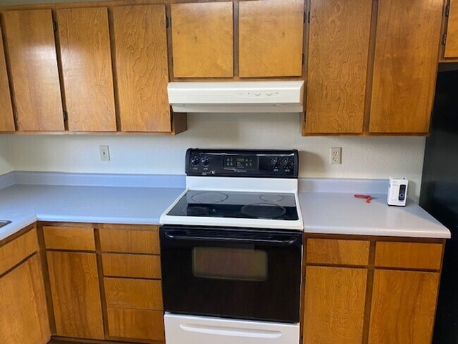 Foto del edificio - East Medford - 3 bed 1.5 bathroom 2 story duplex