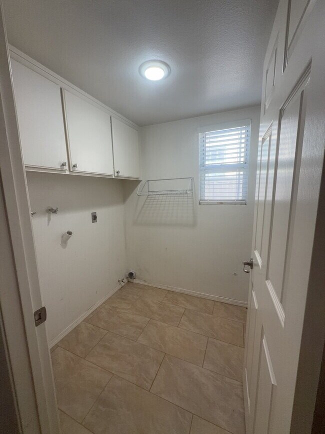 Building Photo - 9586 Shadow Springs Dr