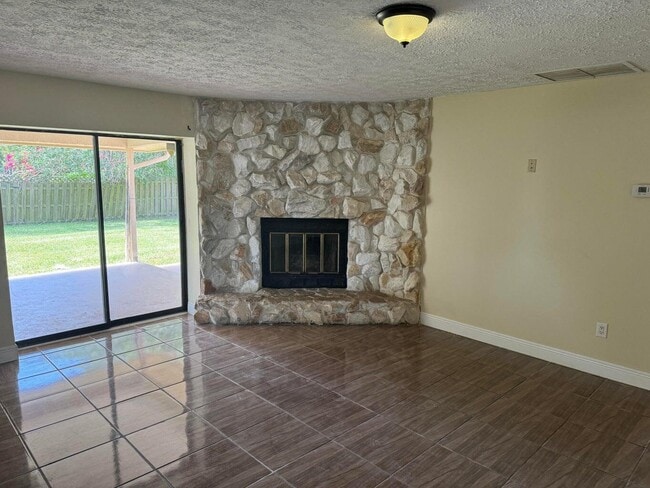 Building Photo - 1026 SE Albatross Ave
