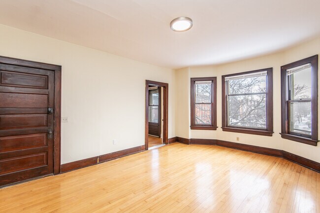 Sala de estar - 2445 N Oakland Ave