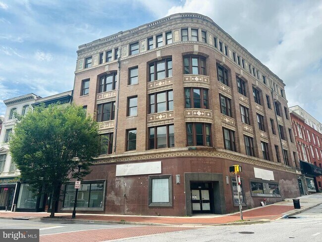 Foto del edificio - 100 W Lexington St