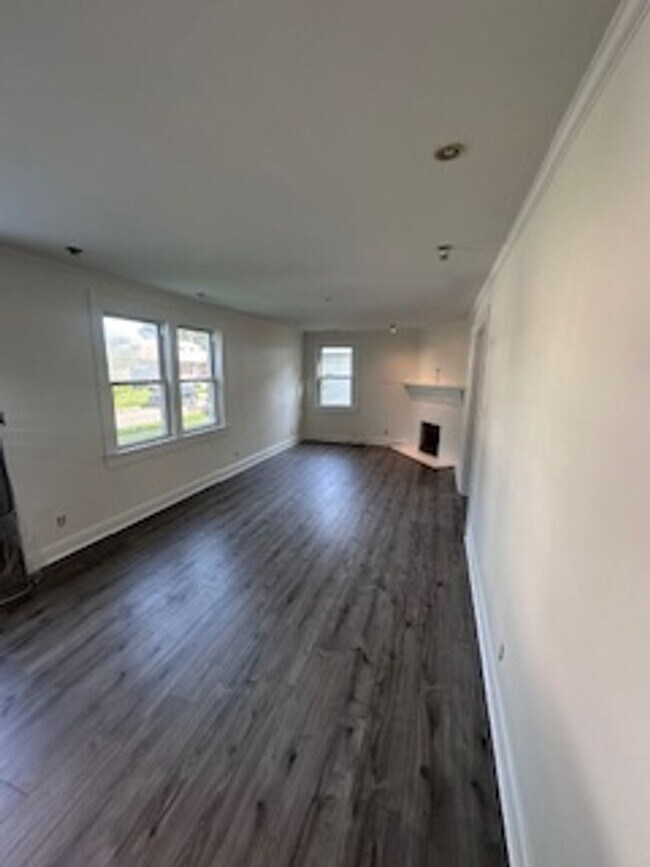 Foto del edificio - 2730 Vimy Ridge Ave