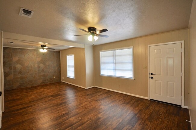 Building Photo - FOR LEASE! 2 Bedroom, 1.5 Bathroom - Brick...