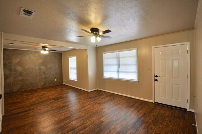 Foto del edificio - FOR LEASE! 2 Bedroom, 1.5 Bathroom - Brick...
