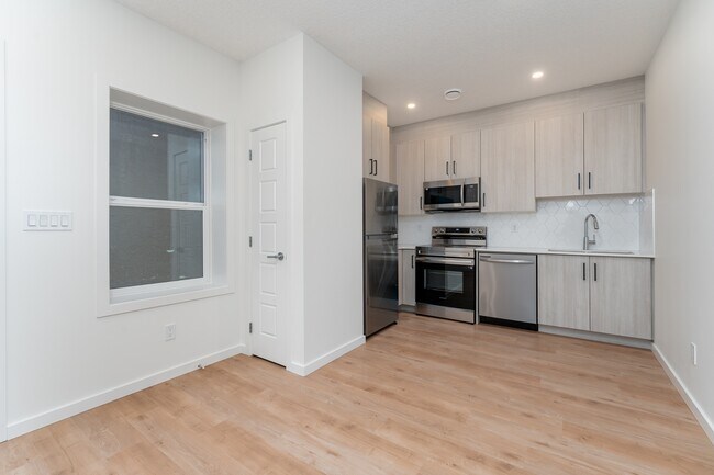 Building Photo - 11935-11124 124 St