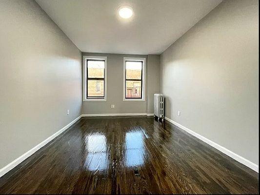 Foto del edificio - 3 bedroom in BRONX NY 10463