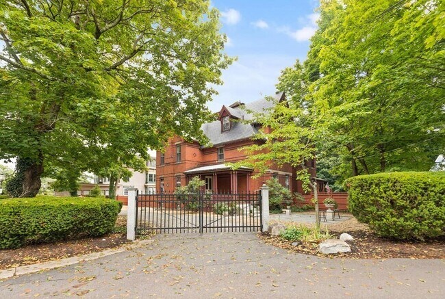 Foto del edificio - 2 Rangeley Rd