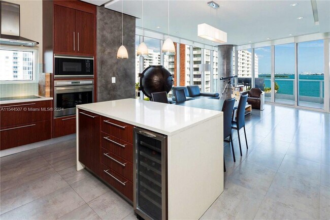 Building Photo - 2020 N Bayshore Dr