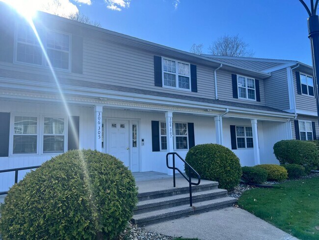 Foto del edificio - Beautiful Two Bedroom, Two Bath Condo in Ludlow. Available Now!