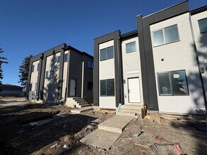 Building Photo - 920-935 35 St SE