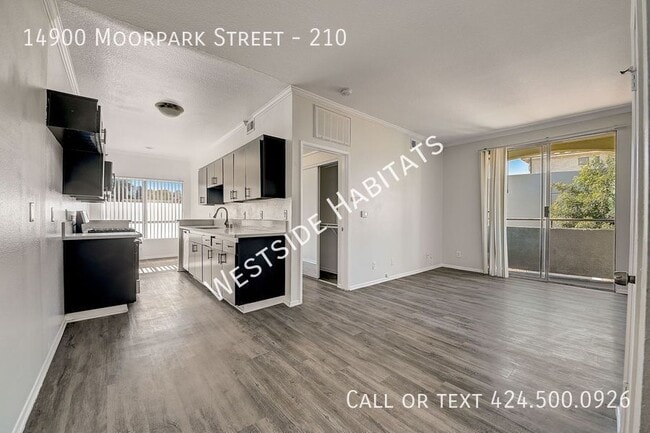 Building Photo - 14900 Moorpark St