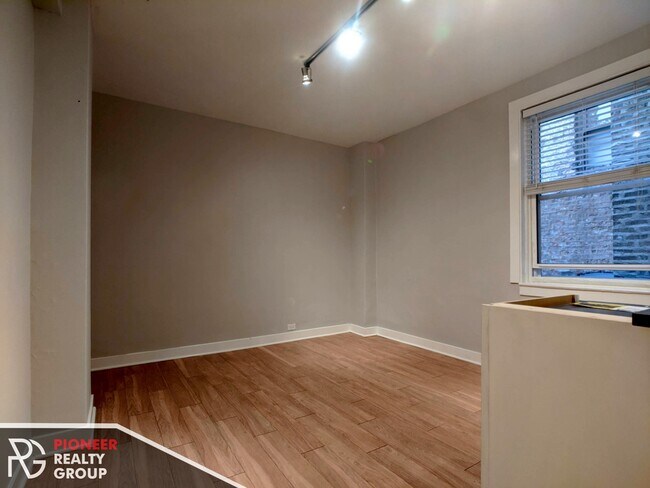 Building Photo - 511 W Belmont Ave