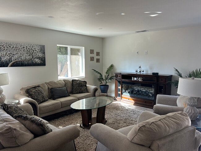 Foto del edificio - 3555 Steel Canyon Rd