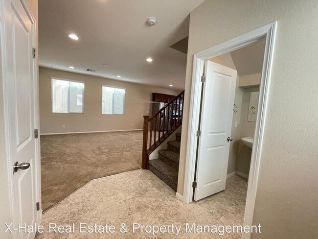 Building Photo - 3 br, 2.5 bath House - 6645 Evander St.