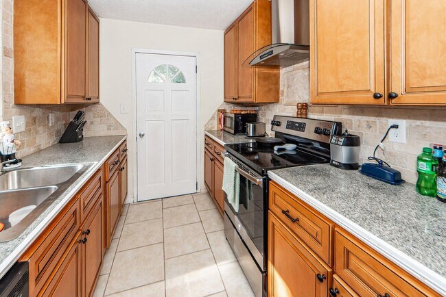 Building Photo - Comfortable Home Minutes from Park Circle