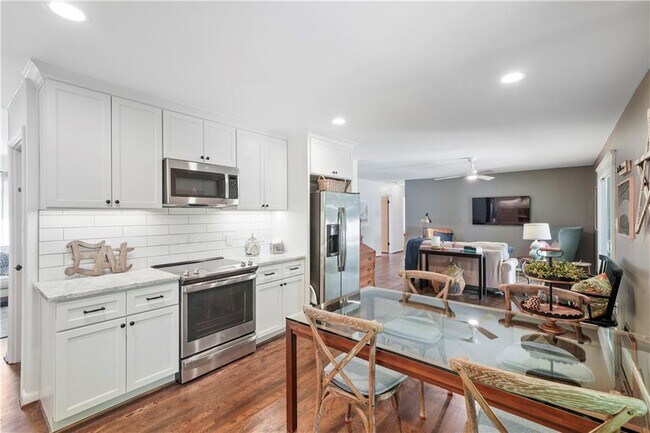 Building Photo - 4024 Longview Dr