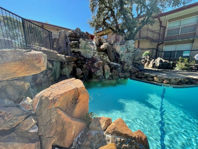 Building Photo - El Jardin Apartments