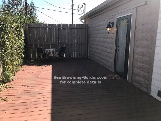 Building Photo - Quaint Cottage in Sylvan Park!