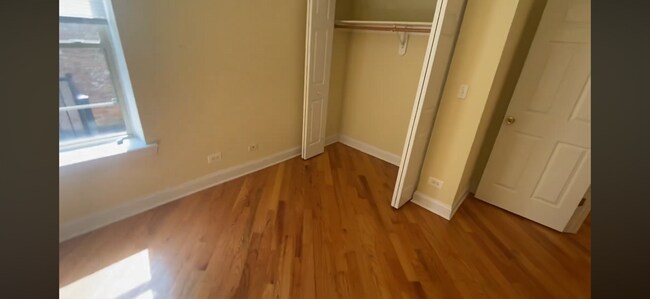 Building Photo - 6947 N Oakley Ave