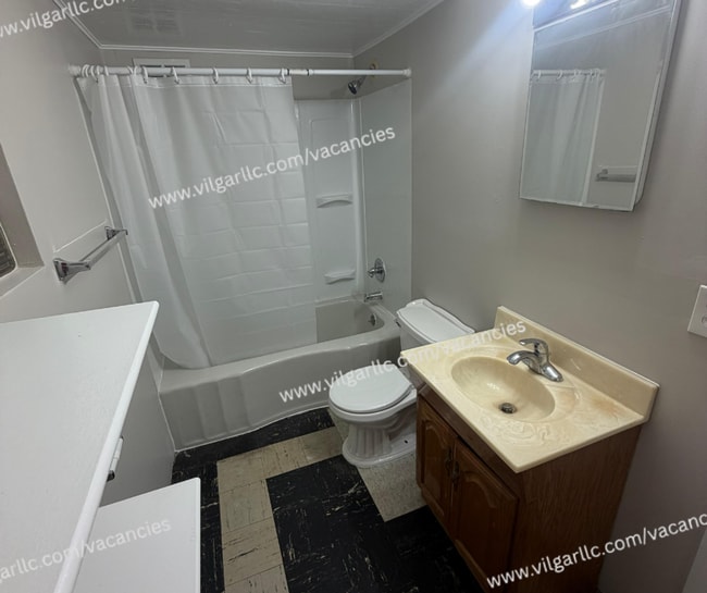 Building Photo - 3824 Fir St
