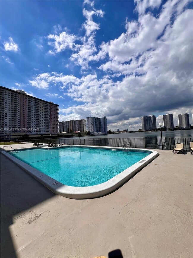 Foto del edificio - 17600 N Bay Rd