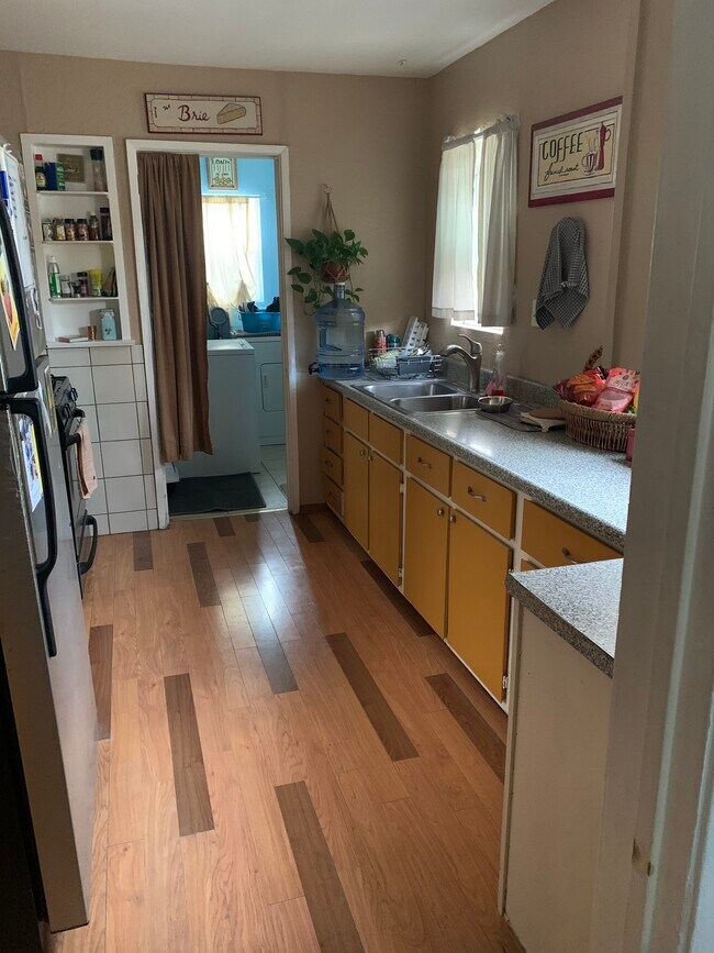 Cocina con piso de madera laminado - 701 W Doran St
