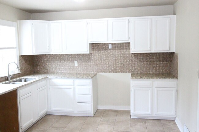 Foto del edificio - West Allis 3 bedroom 1 bath ranch Home
