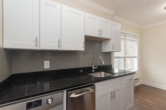 Foto del edificio - 3817 N Greenview Ave