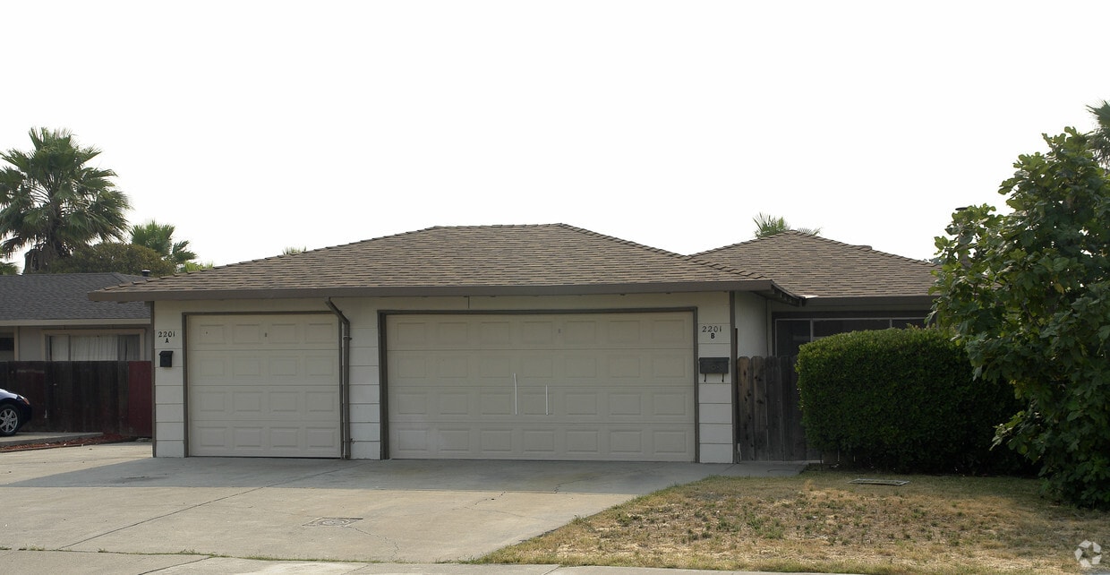 Building Photo - 2201 Manzanita Way