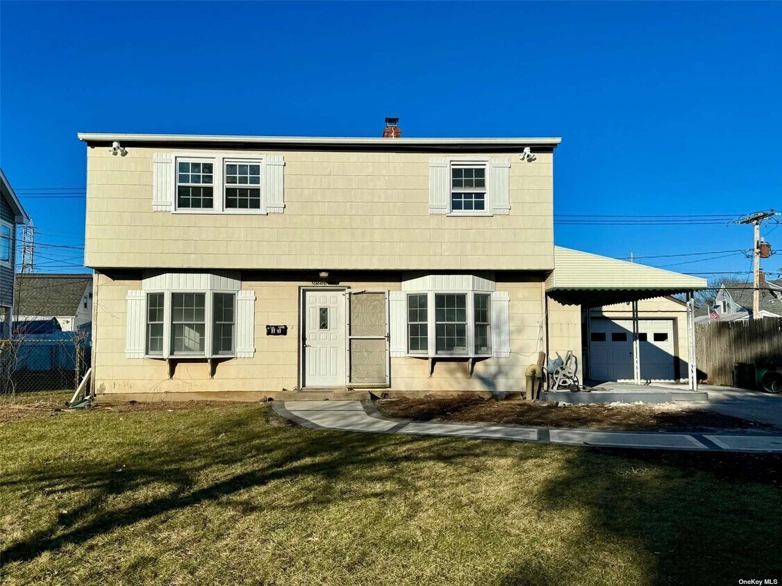 11 Blue Spruce Rd, Levittown, NY 11756 House Rental in Levittown, NY