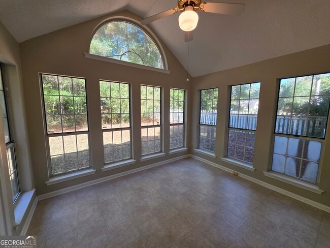 Building Photo - 302 Henley Way