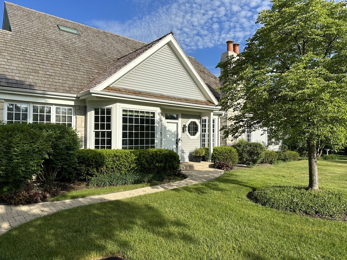 330 S Berkshire Dr, Lake Forest, IL 60045 Townhome Rentals in Lake