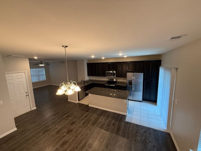 Building Photo - Beautiful Townhome in the steel creek area!