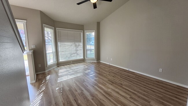 Building Photo - 4 bedroom, 2.5 bathroom home with all new ...