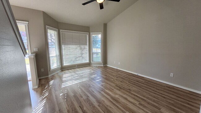 Foto del edificio - 4 bedroom, 2.5 bathroom home with all new ...