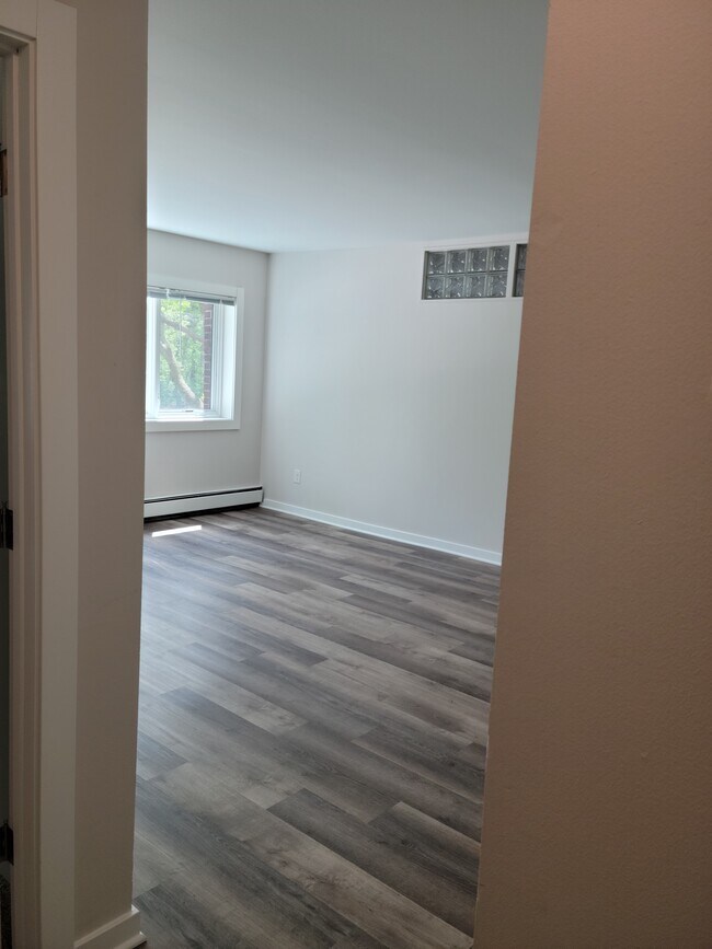 Dolphin Square Apartments 10300 W Bluemound Rd Wauwatosa, WI