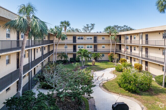 11485 Oakhurst Rd Largo, FL - Waters Edge
