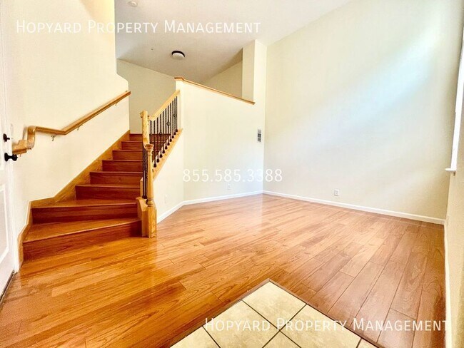 Building Photo - 3 bedroom, 2 1/2 bathroom townhome in Miss...