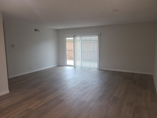 Building Photo - 440 Vista Dr