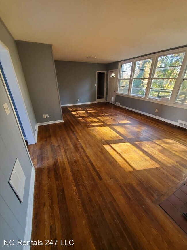 Building Photo - 2 br, 1 bath House - 709 West Wendover Avenue